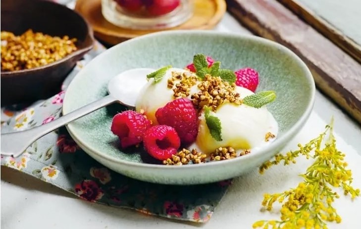 Citronsorbet med hallon och kanelrostat bovetekrisp